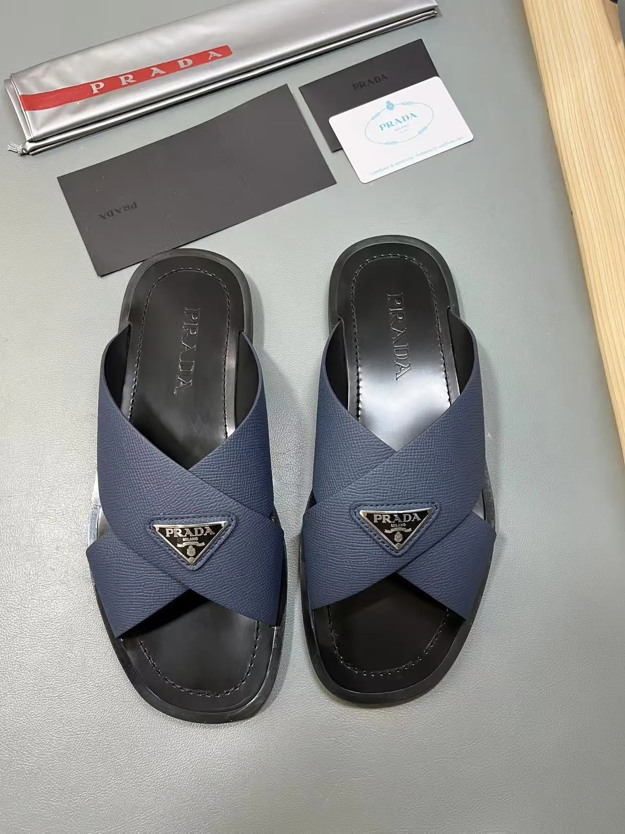 340💰PRADA Prada’s latest slippers are synchronized with the official website. This slipper is made of the brand’s unique and iconic Saffiano leather. The brand logo jumps out from the double straps, and the brand style is clearly visible. Cowhide gives men elegant charm and functional design, making it an ideal choice for vacation and leisure. Size:38-45